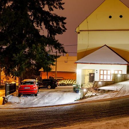 Restaurace A Penzion Pod Hradem Zlín Exterior foto
