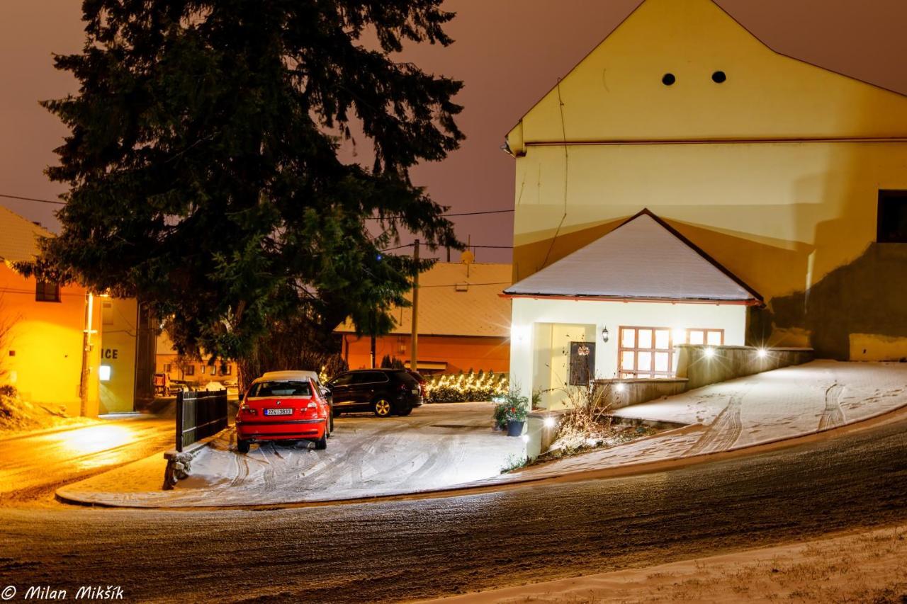 Restaurace A Penzion Pod Hradem Zlín Exterior foto